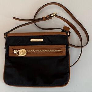 MICHAEL KORS KEMPTON BLACK NYLON CROSSBODY BAG BROWN LEATHER TRIM GOLD CHARM